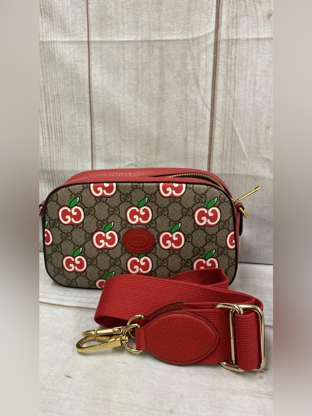 Gucci Supreme Canvas Camera Bag 🍎